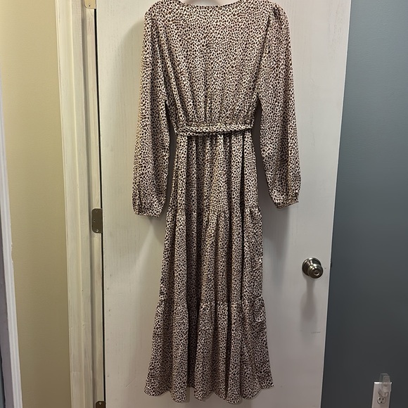 Cupshe Animal Print Tiered Maxi Dress with long sleeves, V neck. Size Medium NWT - Picture 6 of 6